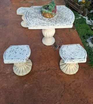 Mesa y 4 bancos de piedra