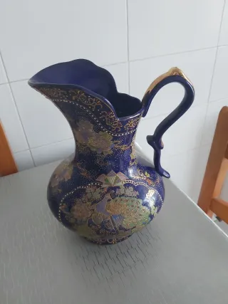 Jarrón de porcelana azul y dorado