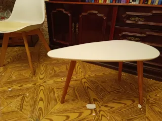 Sillas blancas patas madera con mesa baja a juego