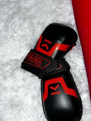 Saco de boxeo Outshock y guantes de boxeo comodos