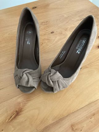 Zapatos de tacón gris