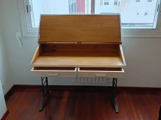 Pupitre de madera y metal