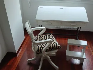 Pupitre de madera y metal