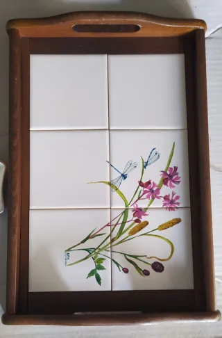 Vassoio in legno con decorazione floreale