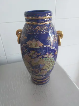Jarrón de cerámica azul y dorado