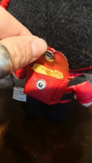 Peluche Pucca aviador o paracaidista