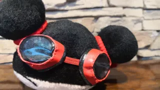 Peluche Pucca aviador o paracaidista