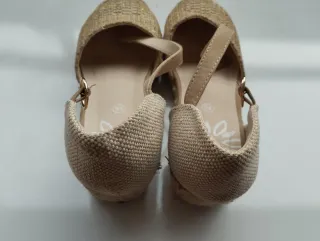 Alpargatas niña beige/dorado Talla 36.