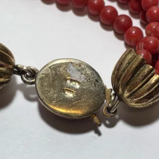 Collana in corallo rosso e chiusura in argento 800