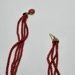 Collana in corallo rosso e chiusura in argento 800