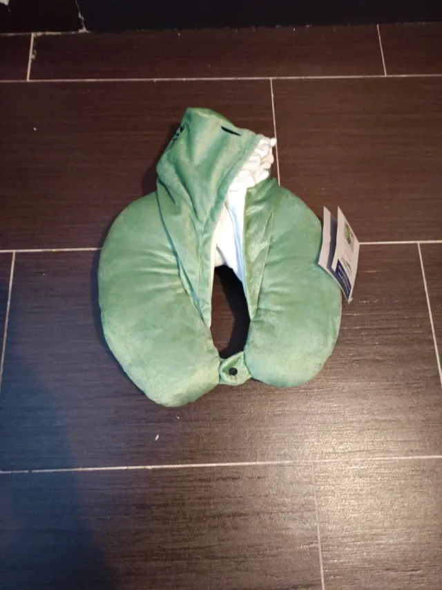 Cojín cervical infantil con capucha.