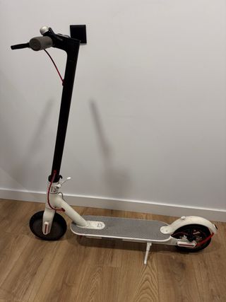 Patinete Eléctrico Xiaomi Blanco Rueda pinchada
