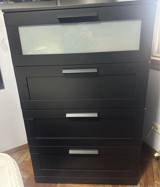Cómoda negra con cajones y cristal
