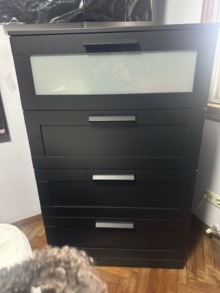 Cómoda negra con cajones y cristal