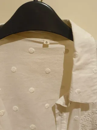 Blusa blanca con volantes y encaje