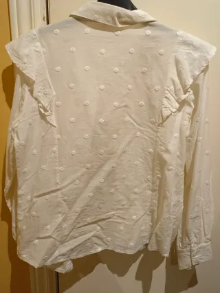 Blusa blanca con volantes y encaje
