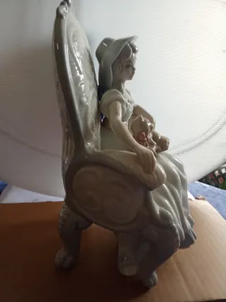 Figura de porcelana mujer con gato