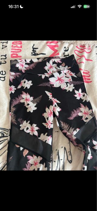Leggings florales con detalles de malla
