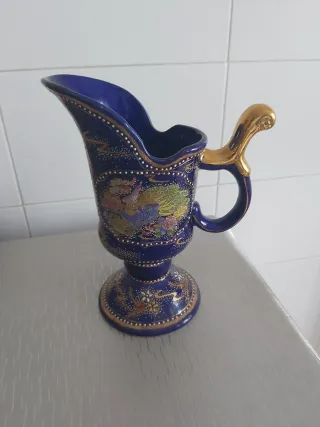 Jarrón de cerámica azul y dorado