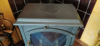 Estufa de leña de metal y cristal