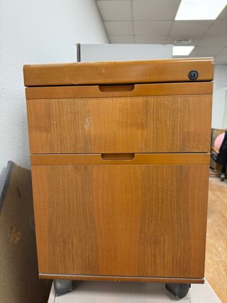 Cabinet in legno con cassetti e serratura