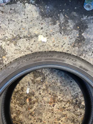 2 unidades pirelli 285/35/22/ al 80% de vida útil.