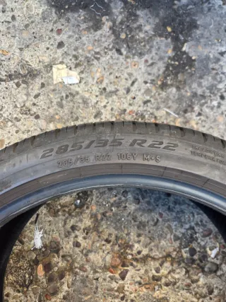 2 unidades pirelli 285/35/22/ al 80% de vida útil.