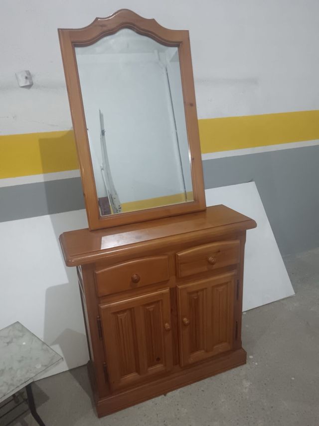 Recibidor de madera con espejo