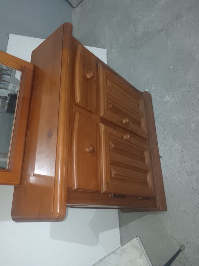 Recibidor de madera con espejo