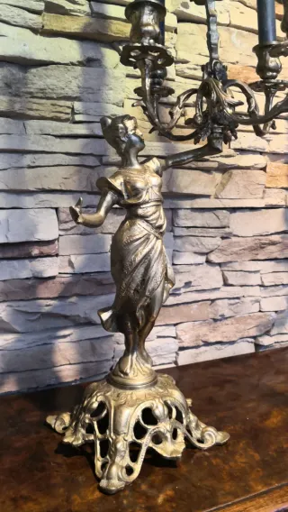 Candelabros de bronce con figuras