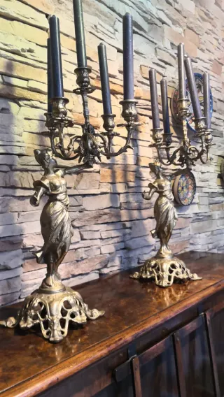 Candelabros de bronce con figuras
