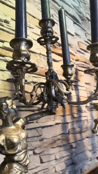 Candelabros de bronce con figuras