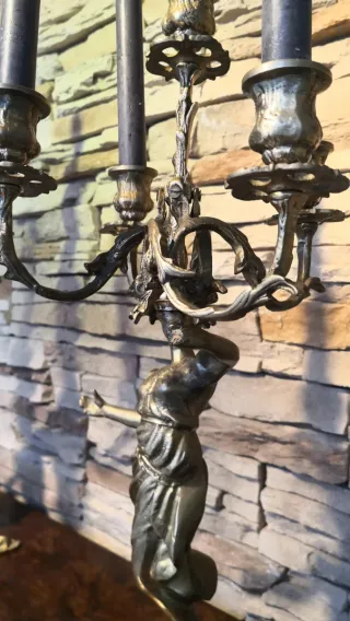 Candelabros de bronce con figuras