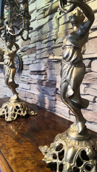 Candelabros de bronce con figuras