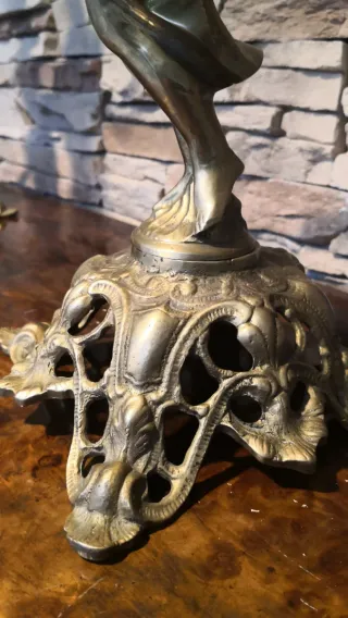 Candelabros de bronce con figuras