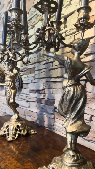 Candelabros de bronce con figuras