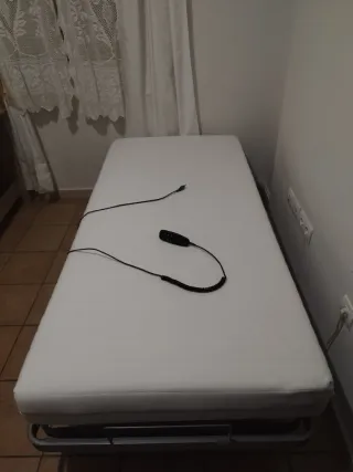 Cama articulada con mando.