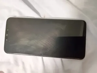 Huawei P Smart+ funziona perfettamente, schermo integro. Copertina posteriore in vetro con crepe, ma non influisce sul funzionamento. Custodia inclusa. Android 9.