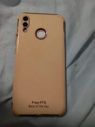 Huawei P Smart+ funziona perfettamente, schermo integro. Copertina posteriore in vetro con crepe, ma non influisce sul funzionamento. Custodia inclusa. Android 9.