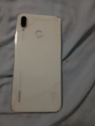 Huawei P Smart+ funziona perfettamente, schermo integro. Copertina posteriore in vetro con crepe, ma non influisce sul funzionamento. Custodia inclusa. Android 9.