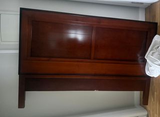 Cabecero de cama de madera marrón