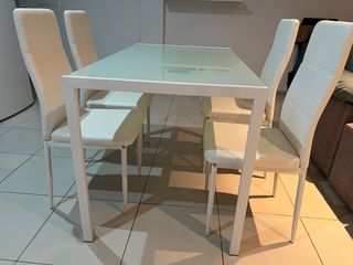 Mesa de comedor cristal y metal + 4 sillas