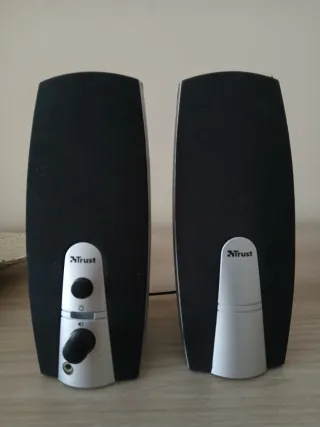 Altavoces Trust Negro y Blanco