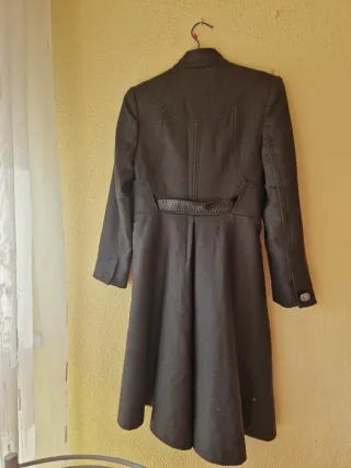 Abrigo negro con cinturón