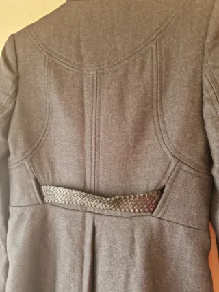 Abrigo negro con cinturón