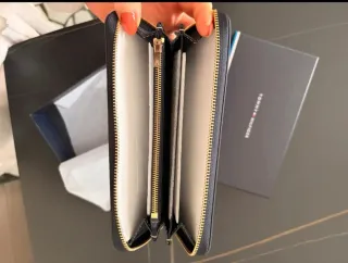 Cartera Tommy Hilfiger Monograma Roja y Negra