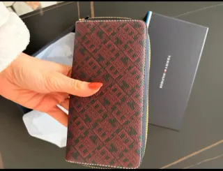 Cartera Tommy Hilfiger Monograma Roja y Negra