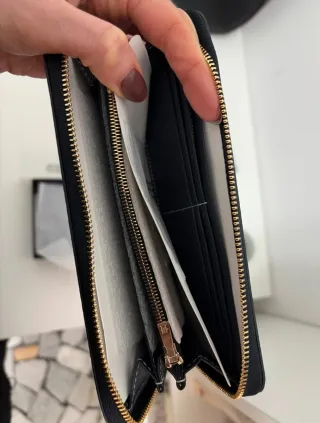 Cartera Tommy Hilfiger Monograma Roja y Negra