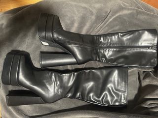 Botas altas negras con plataforma y tacón