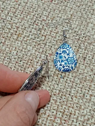 Orecchini pendenti goccia fantasia floreale blu